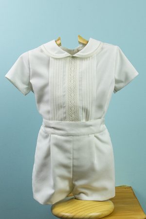 Conjunto niño. Camisa batista beis, cuello bebé y manga corta. Pantalón bombacho batista beis. Infantiles Tote.