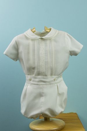 Conjunto niño. Camisa cristal beis, cuello bebé y manga corta. Pantalón ranita cristal beis. Infantiles Tote.