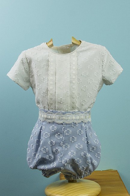 Conjunto niño. Camisa plumeti beis manga corta. Pantalón ranita plumeti azul y fajín encaje. Infantiles Tote.