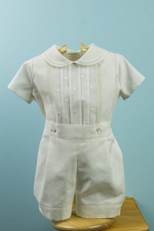 Conjunto niño. Camisa batista bordada beis, cuello bebé y manga corta. Pantalón bombacho batista beis. Infantiles Tote.