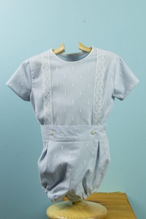 Conjunto niño tul bordado blanco roto y forro color azul. Pantalón ranita, manga corta y cuello cinta. Infantiles Tote.