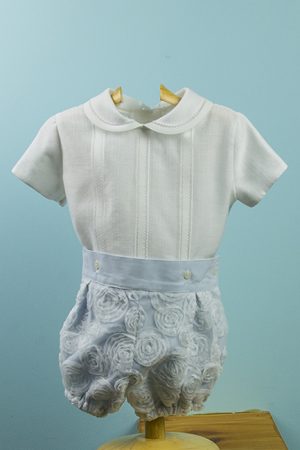 Conjunto niño pantalón tul bordado blanco roto con forro azul y camisa batista inglesa blanco roto. Pantalón ranita, camisa manga corta y cuello bebé. Infantiles Tote.