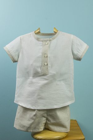 Conjunto niño lino pantalón marrón claro y camisa beis. Pantalón recto, manga corta, cuello cinta. Infantiles Tote.