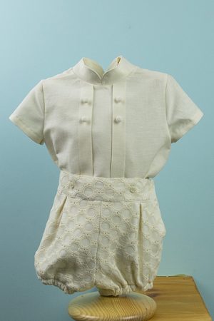 Conjunto niño pantalón encaje y camisa lino color vainilla. Pantalón ranita, manga corta y cuello mao. Infantiles Tote.