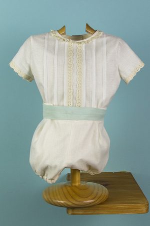 Conjunto niño batista inglesa beis, fajín verde y encaje beis. Pantalón ranita, cuello encaje y manga corta. Infantiles Tote