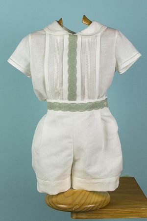 Conjunto niño pantalón y camisa batista beis y encaje verde. Pantalón bombacho, manga corta y cuello bebé. Infantiles Tote.