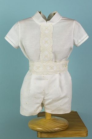 Conjunto niño pantalón lino bordado, camisa lino beis y encaje beis. Pantalón bombacho, manga corta y cuello mao. Infantiles Tote.