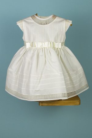 Vestido niña batista beis y cinturón raso beis. Manga cortita, cuello redondo con encaje. Infantiles Tote.