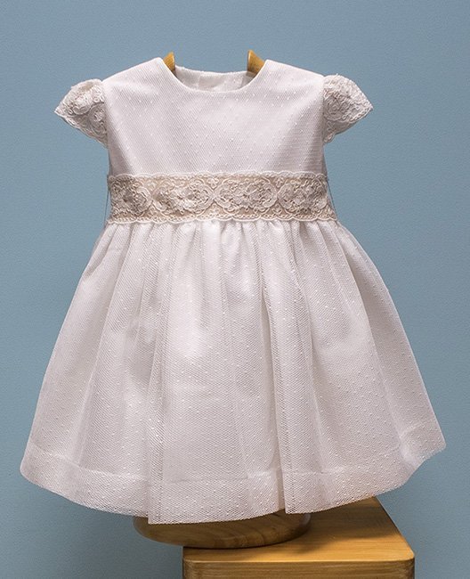 Vestido niña tul bordado blanco roto, encaje blanco roto y cinturón camel. Manga cortita y cuello redondo. Infantiles Tote.