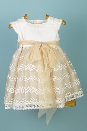 Vestido niña tul bordado blanco roto, forro y cinturón camel. Manga cortita y cuello caja con encaje. Infantiles Tote.